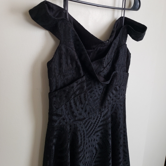 🎟 Off The Shoulders Black Dress - Picture 6 of 10